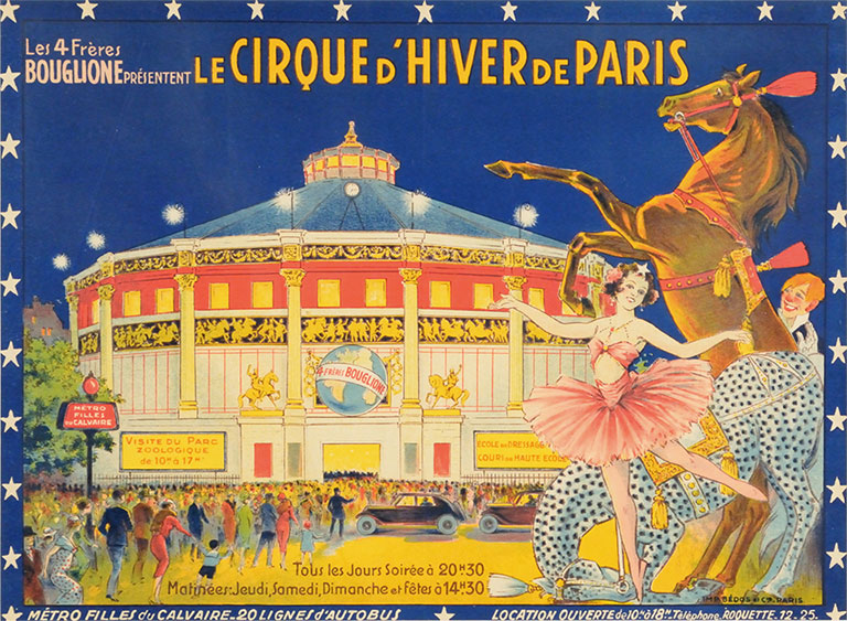 Affiche peinte du Cirque d’Hiver de Paris. En avant-plan, une femme en tutu et deux chevaux semblent accueillir une foule de visiteurs qui se dirigent vers le bâtiment du cirque, tout illuminé.